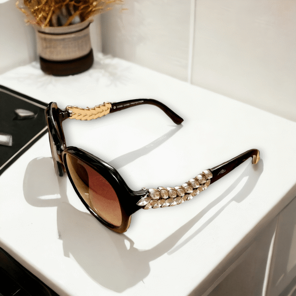 Cat Eye Brown Sunglasses With Diamond Layer On The Temple