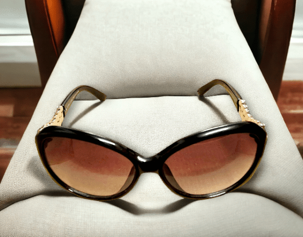 Cat Eye Brown Sunglasses With Diamond Layer On The Temple