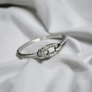 Anti Tarnish Midnight Luster Loop Bracelet